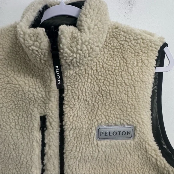 Peloton Cozy Fleece Reversible Vest Olive Green Cream Size XS - Picture 9 of 13